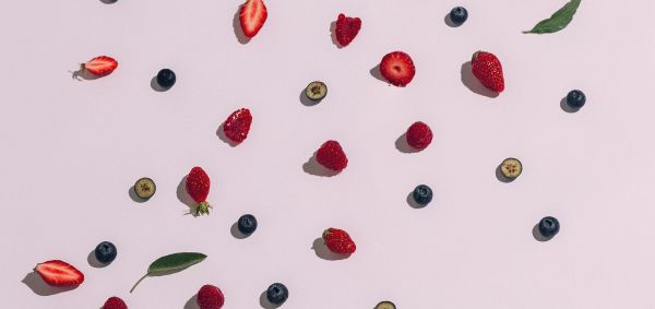 Fruits coupés disposés sur fond blanc