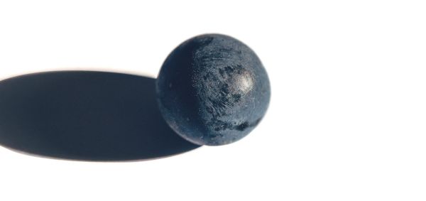 Gros plan sur un grain de raisin avec ombre