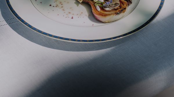 Plan rapproché sur une assiette posée sur une table